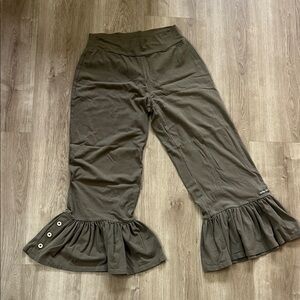 Women’s size Medium Matilda Jane ruffle army green pants, Great condition